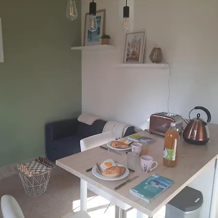 Maisonnette Au Bord Du Sierroz エクスレバン